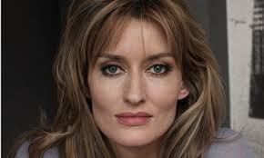 Natascha McElhone, sanat eğitimine Londra’da başlamış ve Londra Müzik ve Dramatik Sanat Akademisi’nde (LAMDA) oyunculuk eğitimi almıştır. Tiyatro sahnelerinde başladığı kariyeri, kısa sürede televizyon ve sinemaya taşınmıştır. Sahne deneyimi, onun doğal ve güçlü oyunculuk tarzının temelini oluşturmuştur.