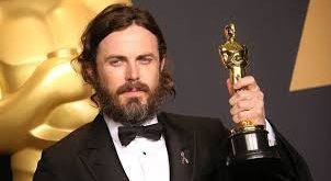 Casey Affleck’in kariyeri televizyon dizileriyle başlamış, ardından sinema projeleriyle devam etmiştir. İlk dönemlerinde yardımcı rollerde yer alsa da kısa sürede yeteneğiyle dikkat çekmeyi başarmıştır. Özellikle 2007 yapımı The Assassination of Jesse James by the Coward Robert Ford filmindeki performansı, onun kariyerinde önemli bir dönüm noktası olmuştur.