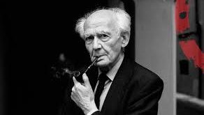 Zygmunt Bauman, küreselleşme üzerine yaptığı analizlerle de önemli bir isimdir. Bauman’a göre, küreselleşme, toplumlar arasındaki sınırları giderek silerken, bu süreç aynı zamanda ekonomik ve toplumsal eşitsizlikleri artırmaktadır.