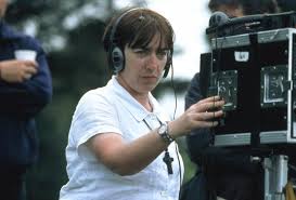 Aisling Walsh, çağdaş sinemanın özellikle biyografik dram türünde öne çıkan isimlerinden biri olarak kabul edilen İrlandalı bir yönetmen ve senaristtir. Hem televizyon hem de sinema alanında uzun yıllara yayılan kariyeri boyunca, karakter odaklı hikâyeleri, güçlü kadın portrelerini ve gerçek yaşamdan uyarlanan dramatik anlatılarıyla dikkat çekmiştir.