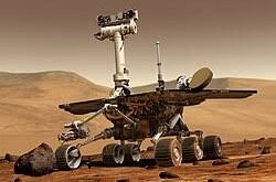 Mars keşif tarihinin en önemli kilometre taşlarından biri olan Spirit rover, insanlığın Kızıl Gezegen’e dair bilgi birikimini kökten değiştiren robotik bir gezicidir. NASA’nın Mars Exploration Rover programı kapsamında geliştirilen Spirit, 2004 yılında Mars yüzeyine iniş yapmış ve başlangıçta yalnızca 90 sol olarak planlanan görev süresini yıllarca aşarak büyük bir başarıya imza atmıştır.
