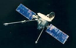 Uzay keşif tarihinin en yenilikçi görevlerinden biri olan Mariner 10, insanlığın Güneş Sistemi’ndeki iç gezegenleri anlama yolculuğunda önemli bir dönüm noktasıdır. NASA tarafından geliştirilen bu uzay sondası, hem Merkür’e ulaşan ilk araç olması hem de birden fazla gezegenin yanından geçiş yapan ilk görev olmasıyla dikkat çeker.