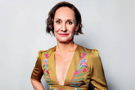 Laurie Metcalf, tiyatro, televizyon ve sinema alanlarında gösterdiği üstün performanslarla tanınan, çağdaş Amerikan oyunculuğunun en saygın isimlerinden biridir. 16 Haziran 1955 tarihinde Amerika Birleşik Devletleri’nde doğan Metcalf, özellikle karakter oyunculuğundaki başarısı, sahne disiplinine dayanan yaklaşımı ve derinlikli performanslarıyla dikkat çekmektedir.