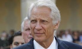 Dominique de Villepin, 14 Kasım 1953 tarihinde Rabat, Fas’ta doğmuştur. İtalyan ve Fransız kökenli bir ailenin çocuğu olan de Villepin, çok kültürlü bir ortamda büyümüştür. Bu erken dönem, onun uluslararası ilişkiler ve diplomasiye olan ilgisini şekillendiren önemli bir faktör olmuştur.