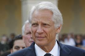 Dominique de Villepin, 14 Kasım 1953 tarihinde Rabat, Fas’ta doğmuştur. İtalyan ve Fransız kökenli bir ailenin çocuğu olan de Villepin, çok kültürlü bir ortamda büyümüştür. Bu erken dönem, onun uluslararası ilişkiler ve diplomasiye olan ilgisini şekillendiren önemli bir faktör olmuştur.