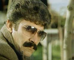 Hikmet Taşdemir, gerçek adıyla Hikmet Daşdemir, 24 Kasım 1942’de Erzurum’da doğmuştur. Astsubay bir ailenin çocuğu olarak dünyaya gelen Taşdemir, disiplinli bir ortamda büyümüştür. Küçük yaşta askeri okula yönelmiş ve sınavlarını kazanmıştır; ancak hayatın beklenmedik sürprizleri nedeniyle bu yolunu yarıda bırakmıştır.