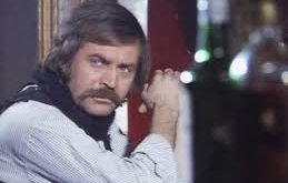 Atilla Ergün, Ankara Devlet Konservatuarı Tiyatro Bölümü mezunudur. Konservatuvar eğitimi, onun sahne ve sinema disiplinini kazanmada kritik bir rol oynamıştır. Tiyatro temelli eğitimi sayesinde, film setlerinde karakterlerini derinlemesine anlamış ve sahnede doğal performans sergilemiştir.