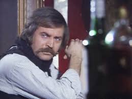 Atilla Ergün, Ankara Devlet Konservatuarı Tiyatro Bölümü mezunudur. Konservatuvar eğitimi, onun sahne ve sinema disiplinini kazanmada kritik bir rol oynamıştır. Tiyatro temelli eğitimi sayesinde, film setlerinde karakterlerini derinlemesine anlamış ve sahnede doğal performans sergilemiştir.