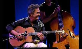 Mandino Reinhardt, müzikle iç içe bir ailede dünyaya gelmiştir. Soyadı Reinhardt, onu doğrudan Django Reinhardt geleneğiyle ilişkilendirir; zira Mandino, Django Reinhardt’ın mirasını yaşatmayı amaçlayan bir müzikal çizgide yetişmiştir.