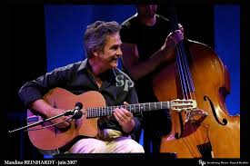 Mandino Reinhardt, müzikle iç içe bir ailede dünyaya gelmiştir. Soyadı Reinhardt, onu doğrudan Django Reinhardt geleneğiyle ilişkilendirir; zira Mandino, Django Reinhardt’ın mirasını yaşatmayı amaçlayan bir müzikal çizgide yetişmiştir.