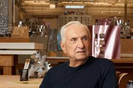 Gehry, binalarını yalnızca işlevsel yapılar olarak değil, aynı zamanda heykelsi objeler olarak görür. Onun eserleri, genellikle eğri hatlar, asimetrik formlar ve beklenmedik geometrik düzenlerle karakterizedir. Bu yaklaşım, modern mimaride “parametrik ve heykelsi mimari” anlayışının öncülerinden biri olarak kabul edilmesini sağlamıştır.