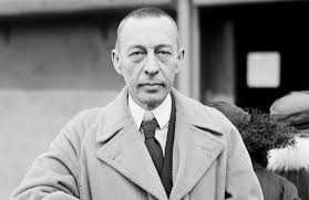 Genç yaşlarında gösterdiği yetenek, onu Rusya’nın önde gelen müzisyenlerinden biri hâline getirmiştir. Ancak Rahmaninov’un hayatı, kişisel trajediler ve tarihsel çalkantılarla doludur. Birinci Dünya Savaşı ve Rus Devrimi, Rahmaninov’un kariyerini doğrudan etkilemiş, onu 1917 yılında Rusya’dan ayrılmaya ve uzun süre yurt dışında yaşamaya yönlendirmiştir.