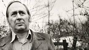 James Graham Ballard, 20. yüzyılın en önemli İngiliz yazarlarından biridir ve modern distopya edebiyatının en etkileyici isimlerinden biridir. Özellikle postmodernizm, distopya, bilim kurgu ve psikolojik gerilim türlerinde yazdığı eserlerle tanınan Ballard, insan doğası ve modern toplum üzerine derinlemesine düşünceler geliştirmiştir.