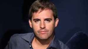 Hollywood’un en üretken senaristlerinden biri olarak kabul edilen Roberto Orci, televizyon dünyasında kült diziler yaratmış, sinema sektöründe ise popüler film serilerinin senaryolarına katkıda bulunmuştur.