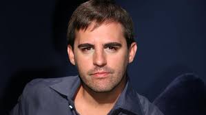 Hollywood’un en üretken senaristlerinden biri olarak kabul edilen Roberto Orci, televizyon dünyasında kült diziler yaratmış, sinema sektöründe ise popüler film serilerinin senaryolarına katkıda bulunmuştur.