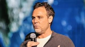 Üniversite yıllarında kurduğu bağlantılar ve edindiği deneyimler, onun Hollywood’da güçlü bir kariyer kurmasının temelini oluşturdu. Bu dönemde ileride birlikte çalışacağı yaratıcı isimlerle tanışması, kariyerinin yönünü belirleyen önemli bir dönüm noktası oldu.