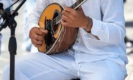 Akdeniz müzik kültürünün en karakteristik seslerinden biri olan buzuki, Yunan müziğinin adeta kalbinde yer alır. Kendine özgü tınısı, duygusal derinliği ve ritmik yapısıyla buzuki müziği, hem geleneksel hem de modern Yunan müziğinde önemli bir rol oynar. “Buzuki müziği nedir?” sorusu, yalnızca bir enstrümanı değil, aynı zamanda bir kültürü, tarihi ve duygusal ifade biçimini anlamayı gerektirir.