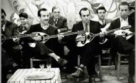 Genç yaşta, Yunan halkının yaşadığı duygusal ve toplumsal temaları müzikle ifade etme yeteneği gelişmiştir. Bu durum, onun ilerleyen yıllarda şarkı yazarlığı ve bestecilikte özgün bir dil oluşturmasına yardımcı olmuştur.