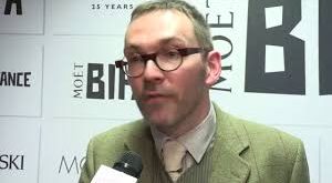 Andrew Whitehurst, İngiltere’de doğmuş ve teknoloji ile sanatın kesişiminde şekillenen bir kariyer yolunu erken yaşlarda keşfetmiştir. Görsel anlatımın teknik yönüne duyduğu ilgi, onu bilgisayar tabanlı grafikler ve dijital efektler alanına yönlendirmiştir.