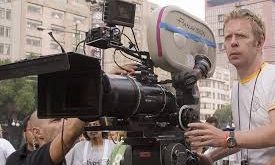 Kariyerinin ilk dönemlerinde kısa filmler ve televizyon projeleri üzerinde çalışan Travis, özellikle gerçekçi anlatım tarzı ve politik temalara olan ilgisiyle dikkat çekmiştir.