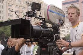 Kariyerinin ilk dönemlerinde kısa filmler ve televizyon projeleri üzerinde çalışan Travis, özellikle gerçekçi anlatım tarzı ve politik temalara olan ilgisiyle dikkat çekmiştir.