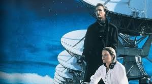Carl Sagan’ın aynı adlı romanından uyarlanan Contact, sinema tarihinde yalnızca bir bilimkurgu filmi olarak değil, aynı zamanda felsefi bir anlatı olarak da önemli bir yere sahiptir.