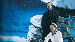 Carl Sagan’ın aynı adlı romanından uyarlanan Contact, sinema tarihinde yalnızca bir bilimkurgu filmi olarak değil, aynı zamanda felsefi bir anlatı olarak da önemli bir yere sahiptir.