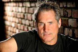 Rick Dano, Amerikalı sinema ve televizyon oyuncusu olarak tanınan bir sanatçıdır. Sinemaya olan ilgisi ve yeteneği, onu hem Hollywood hem de bağımsız film projelerinde uzun yıllar boyunca görünür kılmıştır. Karakter oyunculuğundaki başarısı ve sahnedeki doğal duruşu, Dano’yu özellikle yan rollerde bile hatırlanan bir isim yapmıştır.