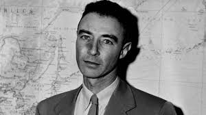 Oppenheimer, teorik fizik alanında özellikle kuantum mekaniği ve nükleer fizik üzerine önemli çalışmalar yaptı. University of California, Berkeley ve California Institute of Technology gibi prestijli kurumlarda ders verdi.