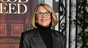 Linda Lavin, Amerikalı oyuncu ve şarkıcı olarak özellikle televizyon, tiyatro ve müzikal sahnelerde sergilediği başarılı performanslarla tanınan çok yönlü bir sanatçıdır. Uzun yıllara yayılan kariyeri boyunca hem sahnede hem de ekranda önemli projelerde yer alan Lavin, güçlü sesi ve etkileyici oyunculuğuyla sanat dünyasında kalıcı bir iz bırakmıştır.