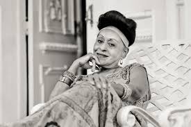 Latin müziğinin en önemli isimlerinden biri olarak kabul edilen Omara Portuondo, özellikle Küba müziğinin dünyaya tanıtılmasında büyük rol oynamış efsanevi bir sanatçıdır. Güçlü sesi, duygusal yorumu ve uzun kariyeriyle dikkat çeken Portuondo, müzik dünyasında saygın bir yere sahiptir.