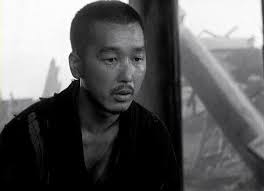 Japon sinemasının önemli karakter oyuncularından biri olan Minoru Chiaki, özellikle usta yönetmen Akira Kurosawa ile yaptığı iş birlikleri sayesinde dünya çapında tanınmıştır. 28 Nisan 1917’de Japonya’da doğan Chiaki, hem tiyatro hem de sinema alanında uzun yıllar boyunca başarılı bir kariyer sürdürmüştür.