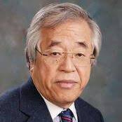 Yoshiki Hidaka, uluslararası politika, ekonomi ve özellikle enerji konularında yaptığı analizlerle tanınan Japon gazeteci ve yazardır. Küresel gelişmeleri Asya perspektifinden değerlendiren Hidaka, gazetecilik kariyeri boyunca uluslararası ilişkiler ve ekonomik dinamikler üzerine önemli yorumlar yapmıştır.