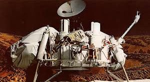 Mars keşif tarihinin en önemli dönüm noktalarından biri olan Viking 1 lander, insanlığın Kızıl Gezegen’e gerçekleştirdiği ilk başarılı yumuşak inişi temsil eder. NASA tarafından yürütülen Viking programı kapsamında geliştirilen bu görev, Mars’ın yüzeyi, atmosferi ve olası yaşam belirtileri hakkında devrim niteliğinde bilgiler sağlamıştır.
