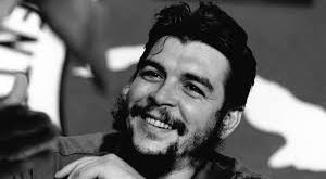 Guevara, genç yaşta motosikletle Latin Amerika’yı dolaşarak farklı ülkelerdeki sosyal adaletsizlikleri gözlemlemiş ve bu deneyimler onun devrimci bakış açısını derinleştirmiştir. Bu yolculuklar sırasında tanıştığı insanların yaşam koşulları ve toplumsal baskılar, Guevara’yı radikal bir toplumsal değişim gerektiğine inandırmıştır.