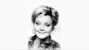 Lucia Popp, müzikle erken yaşlarda tanıştı ve Slovakya'da müzik eğitimi almaya başladı. Genç yaşta vokal yetenekleriyle dikkat çeken sanatçı, ardından Viyana Konservatuvarı’nda eğitim aldı. Popp'in sesi, doğuştan gelen bir berraklık ve zarafete sahipti; bu özellikleriyle, sanatçı kısa sürede profesyonel bir soprano olarak sahne almaya başlamıştır.