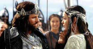 Fantastik sinema tarihinde önemli bir yere sahip olan film, hem gişe başarısı hem de eleştirel övgülerle dikkat çekmiştir. 17 Aralık 2003’te gösterime giren yapım, dünya çapında 1 milyar doların üzerinde hasılat elde etmiş ve 11 Akademi Ödülü kazanarak sinema tarihine geçmiştir. Bu başarı, onu epik sinemanın en prestijli eserlerinden biri haline getirmiştir.