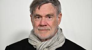 Gus Van Sant'in sinemasındaki bir diğer önemli özellik ise toplumsal temalar ve insan hakları ile ilgili çalışmalarıdır. Özellikle "Milk" (2008) filmi, Harvey Milk adlı ilk açık eşcinsel seçilmiş siyasetçinin hayatını konu alırken, aynı zamanda toplumsal cinsiyet hakları ve eşitlik mücadelesi gibi evrensel konuları işler. "Milk", Sean Penn'in olağanüstü performansı ve Van Sant’in yönetmenliğiyle büyük beğeni topladı.