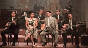 Yunan müziği denildiğinde akla gelen en güçlü ve en etkileyici seslerden biri hiç şüphesiz Stelios Kazantzidis’tir. Duygusal yoğunluğu, güçlü vokali ve halkın yaşamını yansıtan şarkılarıyla Kazantzidis, yalnızca bir sanatçı değil, aynı zamanda Yunan halkının sesi olarak kabul edilir.