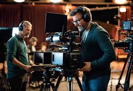 Müzik videoları, sanatçılar için sadece şarkıyı tanıtmanın bir yolu değil, aynı zamanda kendi imajlarını inşa ettikleri, hayranlarıyla bağ kurdukları bir platformdur. Bu nedenle video klip yönetmenleri, şarkıların başarısında önemli bir rol oynar. İyi bir yönetmen, sadece şarkıyı görsel olarak yansıtan değil, aynı zamanda sanatçının dünyasını izleyiciye aktarabilen kişidir.