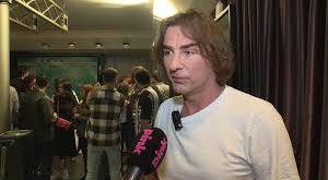 1967 yılında Sırbistan’da doğan Željko Mitrović, genç yaşlardan itibaren sanat ve medya alanına ilgi duymuştur. Eğitim hayatı boyunca teknik ve sanatsal alanlara yönelen Mitrović, özellikle müzik ve prodüksiyon konularında kendini geliştirmiştir.