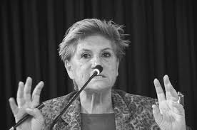 Françoise Gaillard, çağdaş Fransız edebiyatının önde gelen eleştirmenlerinden biridir. Edebiyat dünyasında derin analizleri ve özgün yorumları ile tanınan Gaillard, Fransız edebiyatının hem klasik hem de modern yönlerini ele alan kapsamlı çalışmalara imza atmıştır. Eserleri ve eleştirileri, okuyuculara edebiyatın estetik ve toplumsal boyutlarını anlama fırsatı sunar.