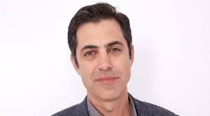 Singer’ın kariyeri boyunca yazdığı veya katkıda bulunduğu filmler arasında The Fifth Estate, Spotlight, The Post, First Man ve Maestro gibi önemli yapımlar yer alır. Özellikle Spotlight filmiyle kazandığı Akademi Ödülü, onun Hollywood’daki yerini sağlamlaştırmıştır.