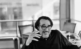 Suso Sáiz'in müzikle tanışması genç yaşlarda başlamış ve zamanla profesyonel bir kariyere dönüşmüştür. 1980'lerin başında, müziğin ilk adımlarını elektronik enstrümanlar kullanarak atmıştır. Ancak onun müziği sadece elektronik değil, aynı zamanda doğaçlama, akustik ve geleneksel İspanyol müzik ögelerinden de ilham alır.