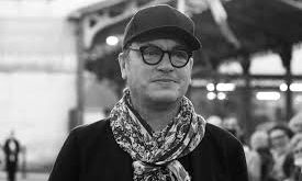 Özellikle Populaire filmiyle dünya çapında tanınan Roinsard, stilize anlatımı ve dönem atmosferini başarıyla yansıtan yönetmenliğiyle sinema eleştirmenlerinden olumlu yorumlar almıştır. Bu makalede Régis Roinsard’ın hayatı, kariyeri, sinema anlayışı ve Fransız sinemasındaki yeri ayrıntılı biçimde incelenecektir.