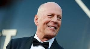 John McClane karakteriyle dünya çapında ün kazanan oyuncu, yalnızca aksiyon filmleriyle değil, farklı türlerdeki başarılı performanslarıyla da dikkat çekmiştir. Bu makalede Bruce Willis’in çocukluk yıllarından Hollywood’daki yükselişine, unutulmaz filmlerinden özel yaşamına kadar hayatı ve kariyeri ayrıntılı biçimde ele alınacaktır.