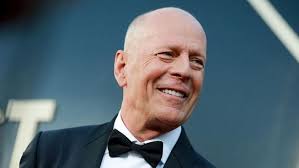 John McClane karakteriyle dünya çapında ün kazanan oyuncu, yalnızca aksiyon filmleriyle değil, farklı türlerdeki başarılı performanslarıyla da dikkat çekmiştir. Bu makalede Bruce Willis’in çocukluk yıllarından Hollywood’daki yükselişine, unutulmaz filmlerinden özel yaşamına kadar hayatı ve kariyeri ayrıntılı biçimde ele alınacaktır.