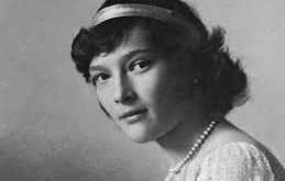 Romanov ailesinin ilk çocuğu olan Olga, küçük yaşlardan itibaren büyük bir sorumluluk duygusuyla yetiştirilmiştir. Kardeşleri arasında doğal bir lider olarak görülmüş ve ailesine olan bağlılığıyla dikkat çekmiştir.