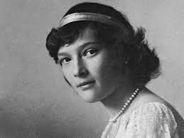 Romanov ailesinin ilk çocuğu olan Olga, küçük yaşlardan itibaren büyük bir sorumluluk duygusuyla yetiştirilmiştir. Kardeşleri arasında doğal bir lider olarak görülmüş ve ailesine olan bağlılığıyla dikkat çekmiştir.