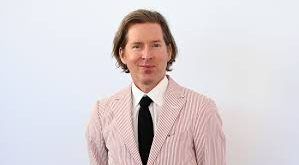 Anderson, sinema dünyasında kendine has bir dil geliştirmiştir. Renkli, simetrik kompozisyonları, nostaljik atmosferleri ve sıradışı karakterleriyle bilinir. Bu özellikleriyle Hollywood'un ana akımından farklı bir yer edinmiştir. The Royal Tenenbaums (2001), The Life Aquatic with Steve Zissou (2004), Fantastic Mr. Fox (2009) gibi yapımları, onun bu stilini en iyi şekilde yansıtan örneklerdir.